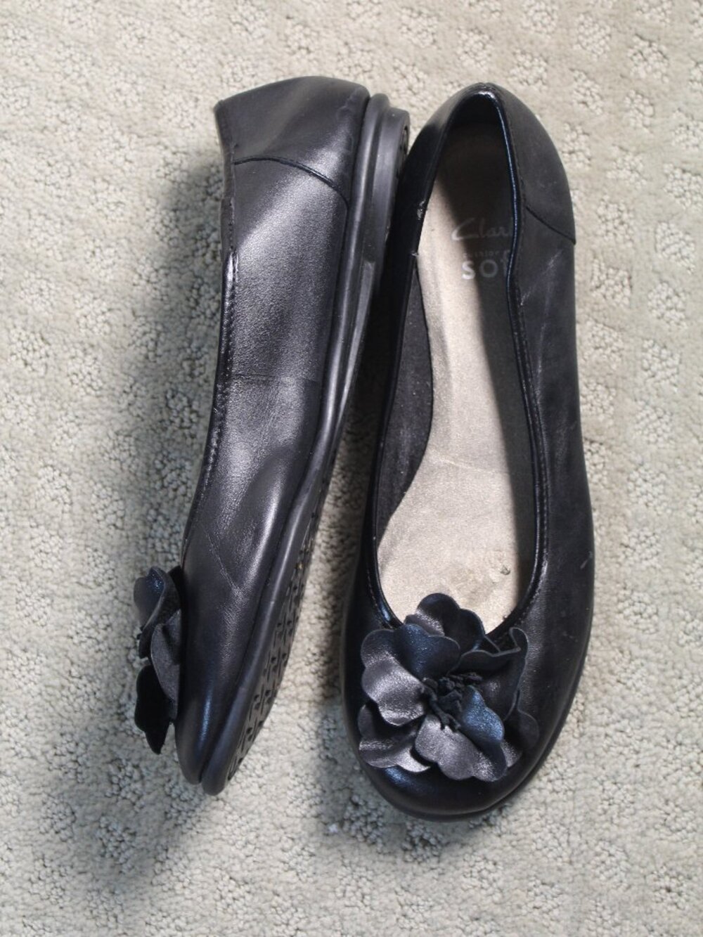 Clarks Soft Size 7 Black Round Toe Ballet-style Flower Embellished Flats